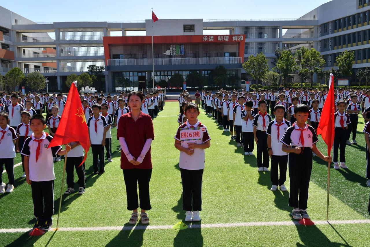 9月1日上午,新站高新区文明办,关工委,社会发展局在竹溪小学少荃湖