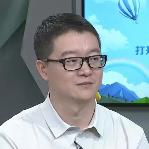 李易辰和爸爸玩游戏爸爸陪我打游戏游戏是每个孩子逃不开的话题,尤其