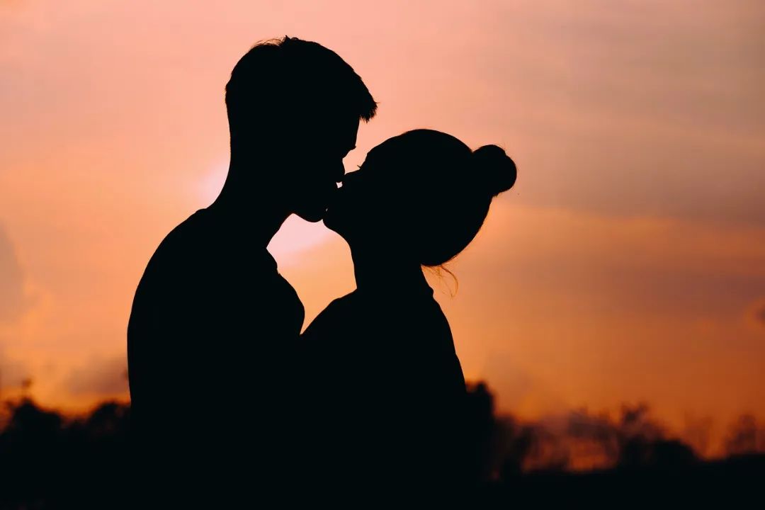 研究发现:接吻时有这个细节的人,可能会更爱你