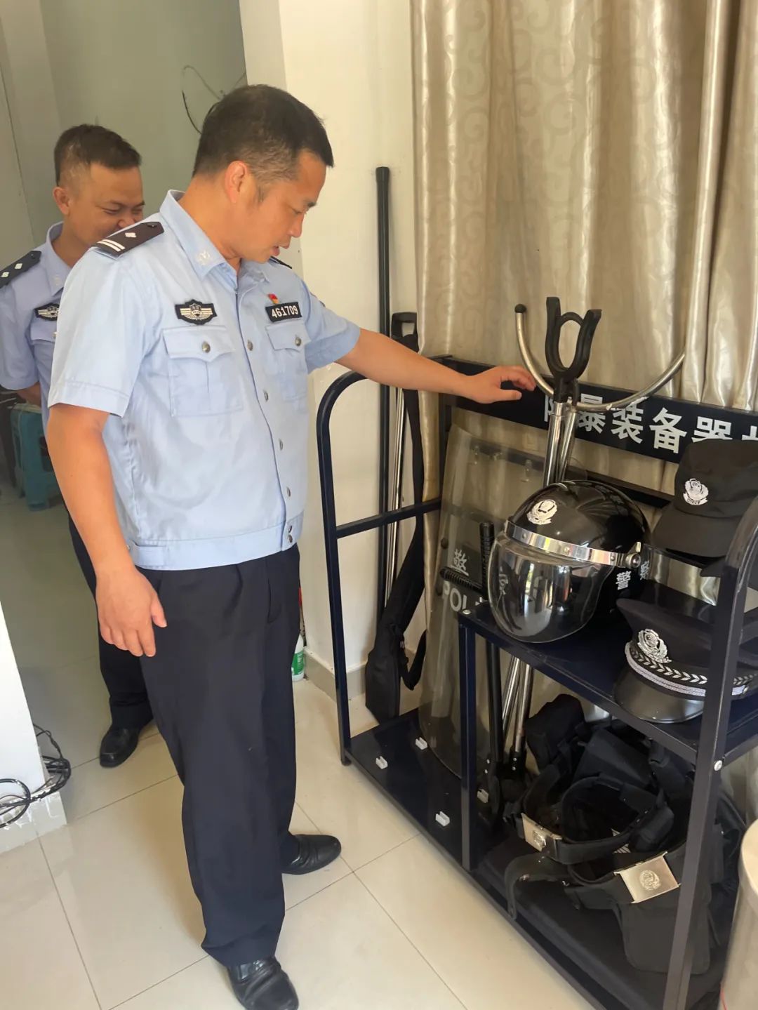 会上,法警大队队长曹晗提出工作要求.