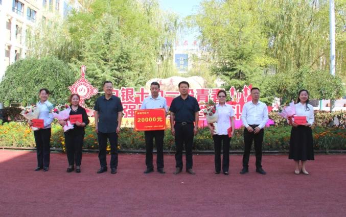 在市第十中学,马世斌,冯树川集中慰问了市十中梁冬梅,武川新村学校狄