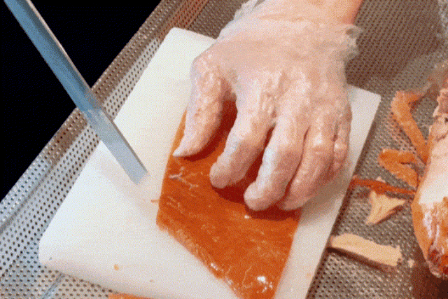 过处，张力十足的油脂迎刃绽开，娴熟的刀工，手起刀落，皮肉分离。yummy