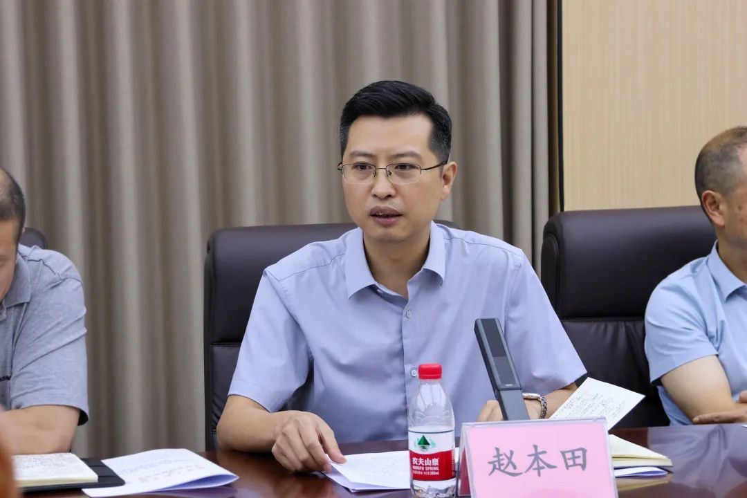 座谈会前,执行局实施科科长马海峰介绍了巫山法院今年以来执行案件