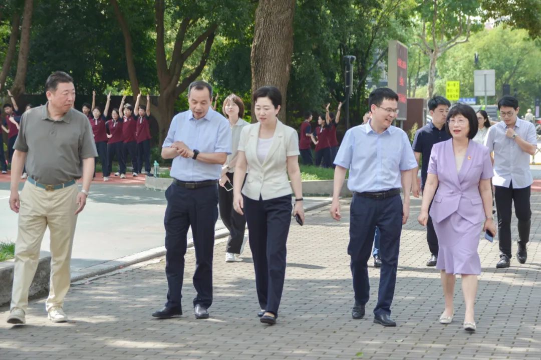 市领导李小平,张海燕开展教师节慰问活动_澎湃号·政务_澎湃新闻-the