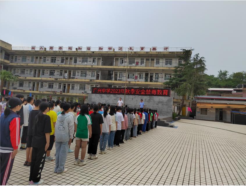 教育宣传覆盖面,保障青少年健康成长,金堂县利用新学年开学的有利时机