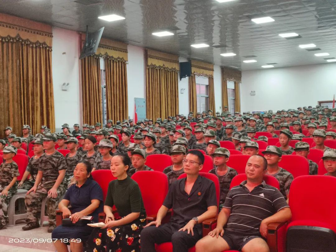 活动中,法庭干警李耕夫受聘为西洞庭一中法治副校长,并以《中华人民