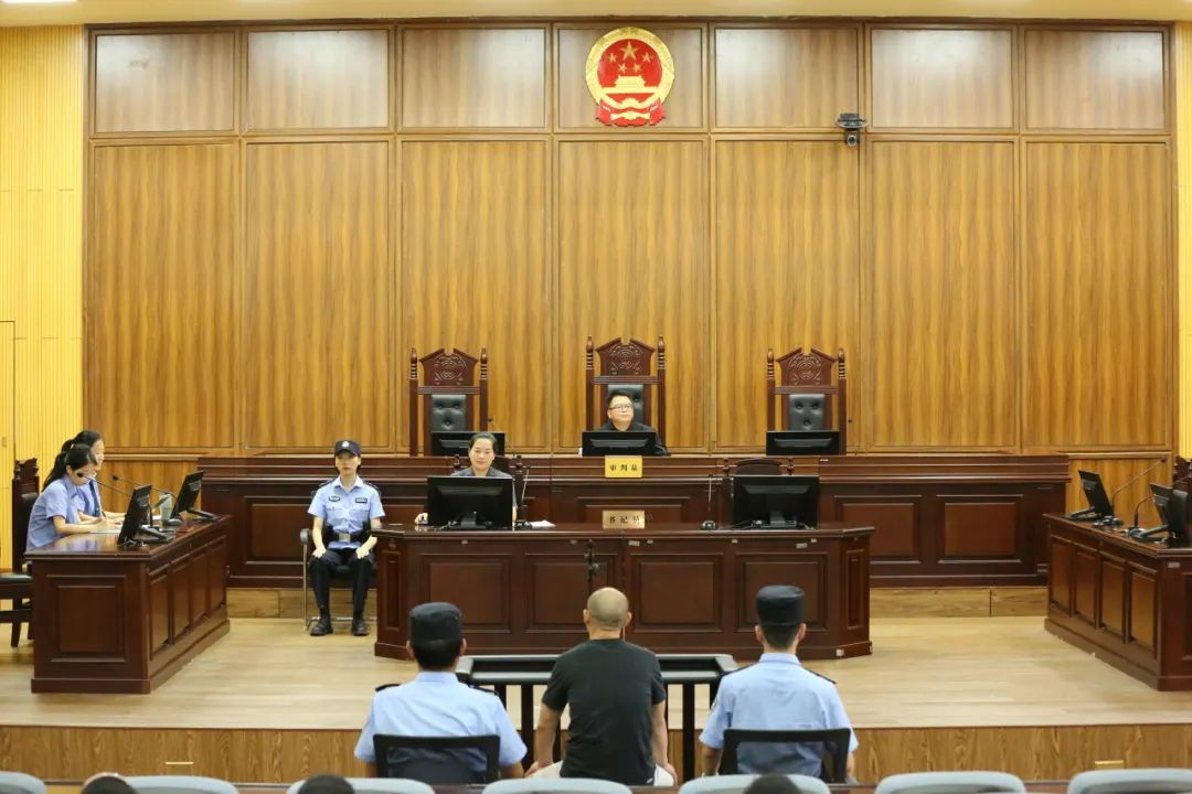 庭审现场的法治课