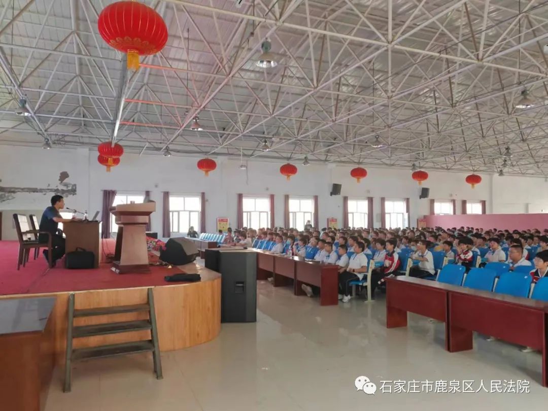 9月7日下午,鹿泉法院法官助理王敬波为上庄镇中学600多名学生,送去