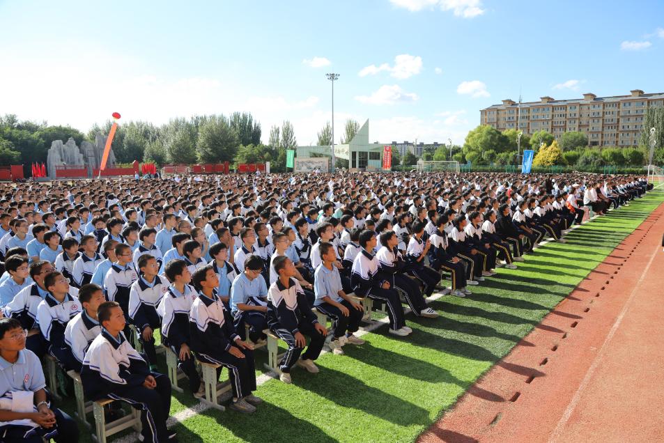 感恩教师节鄂托克前旗第一中学召开第39个教师节表彰大会