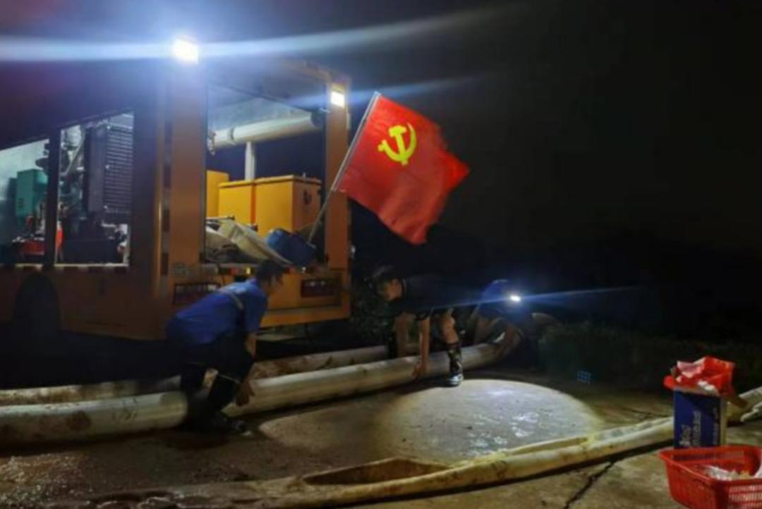 闻令而动，有召必应！城管先锋队支援棠下防汛一线