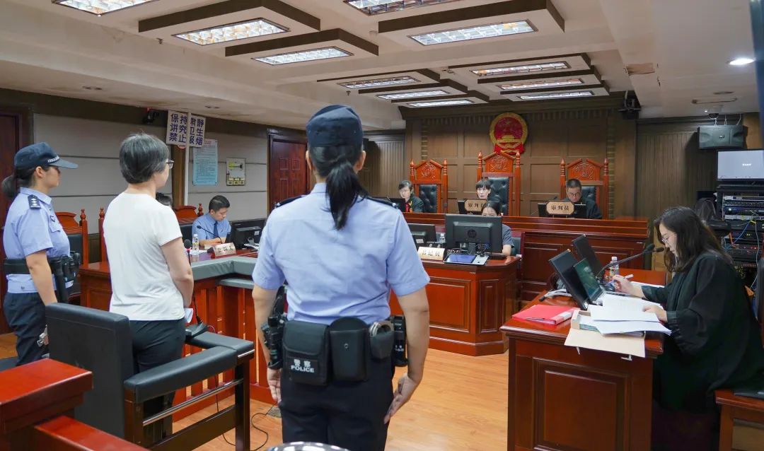 海口中院公开审理孙某受贿案