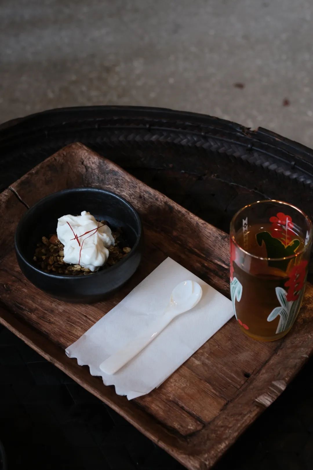 02/有瑕疵也很美搬到成都生活的这几年,海妮和张申除了修杯杯碗碗瓶瓶