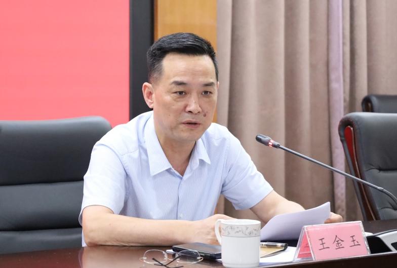 区委常委,政法委书记王金玉就加强综合治理,源头治理,切实推动解决