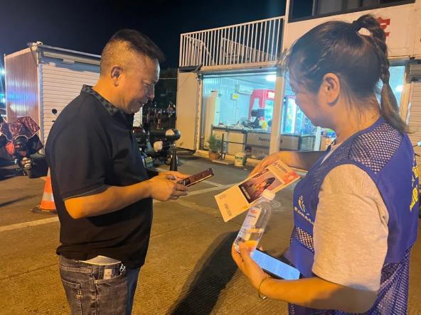 线下爱心集市和爱心公益演出的形式进行劝募，用爱守护这座有爱的城市。常山县阳光志愿者协会的志愿者们在县