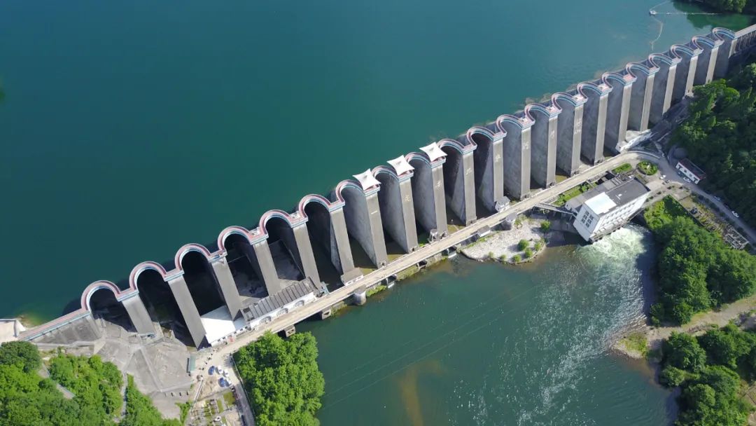 淠史杭灌区六大水库中最先开工,最早建成的大坝——佛子岭水库大坝.