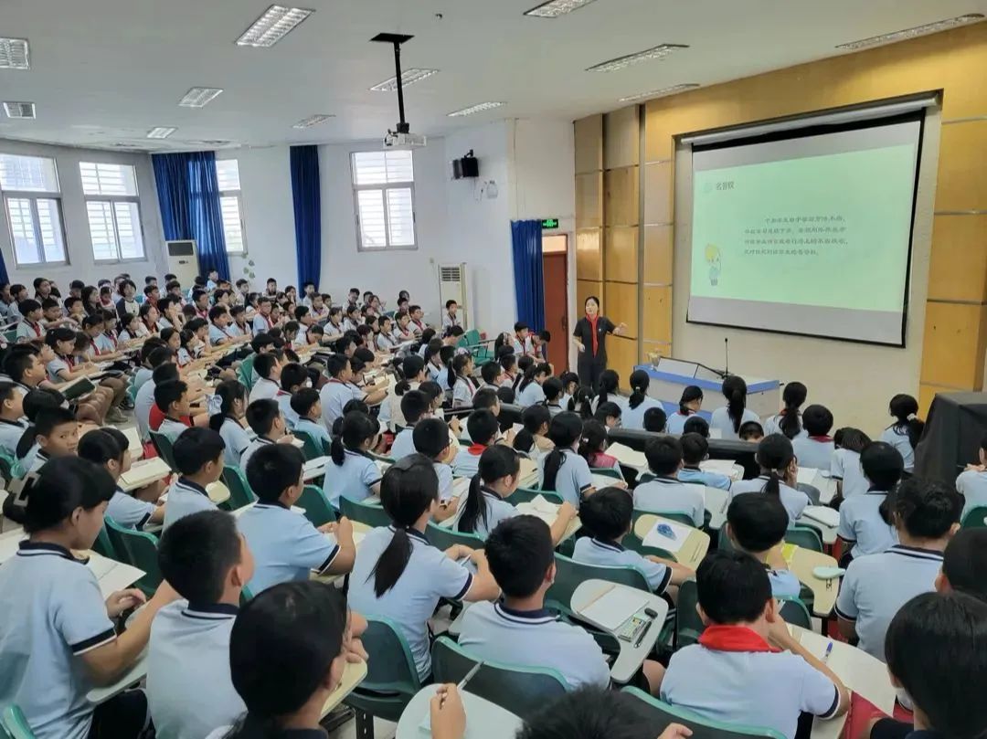 9月14日上午,法治副校长刘圣楠法官走进泉州东海湾实验学校,为学生们