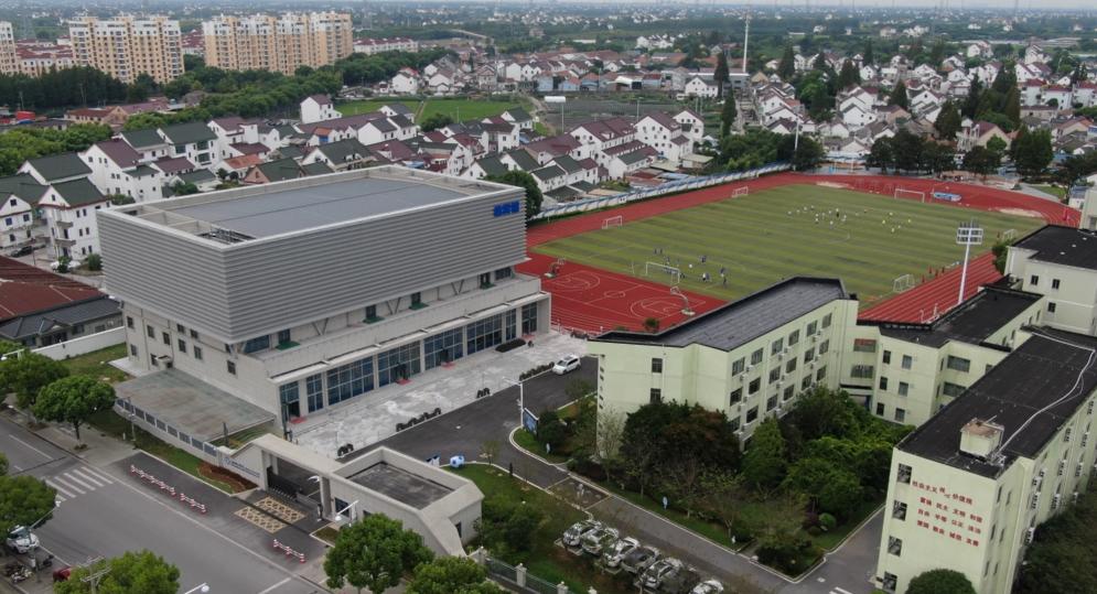 走进上海体育大学附属金山亭林中学的操场,学校女足队的队员们正在有