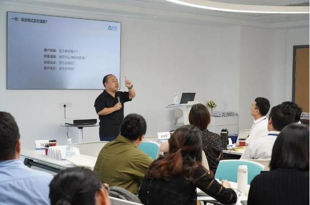 商学+医疗+科技，管院这个训练营有点“东西”