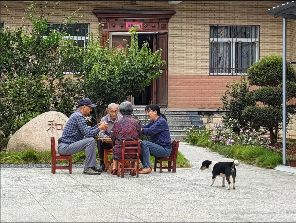 以明理贤德教化子女,两个儿女成为国家栋梁之材,每个子女都尊老爱幼