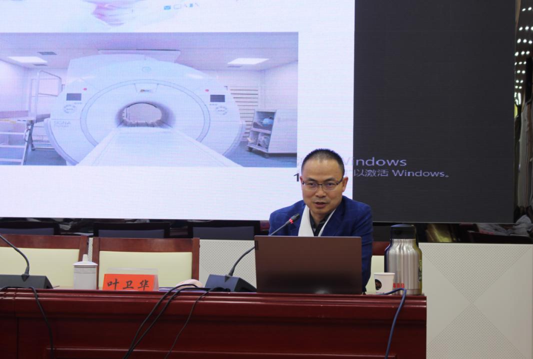 中国人民解放军总医院小儿心脏外科主任叶卫华在德钦县乡村医生培训中