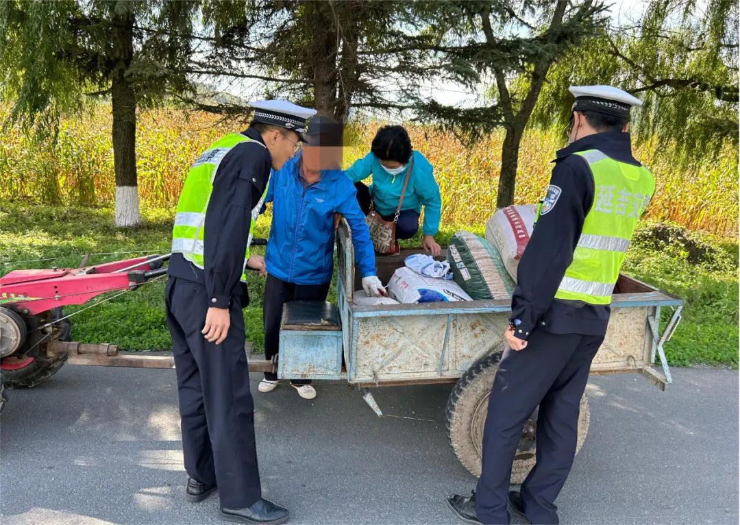 【保秋收违法案例 】危险又违法!农用车载货又载人"驶"不得!