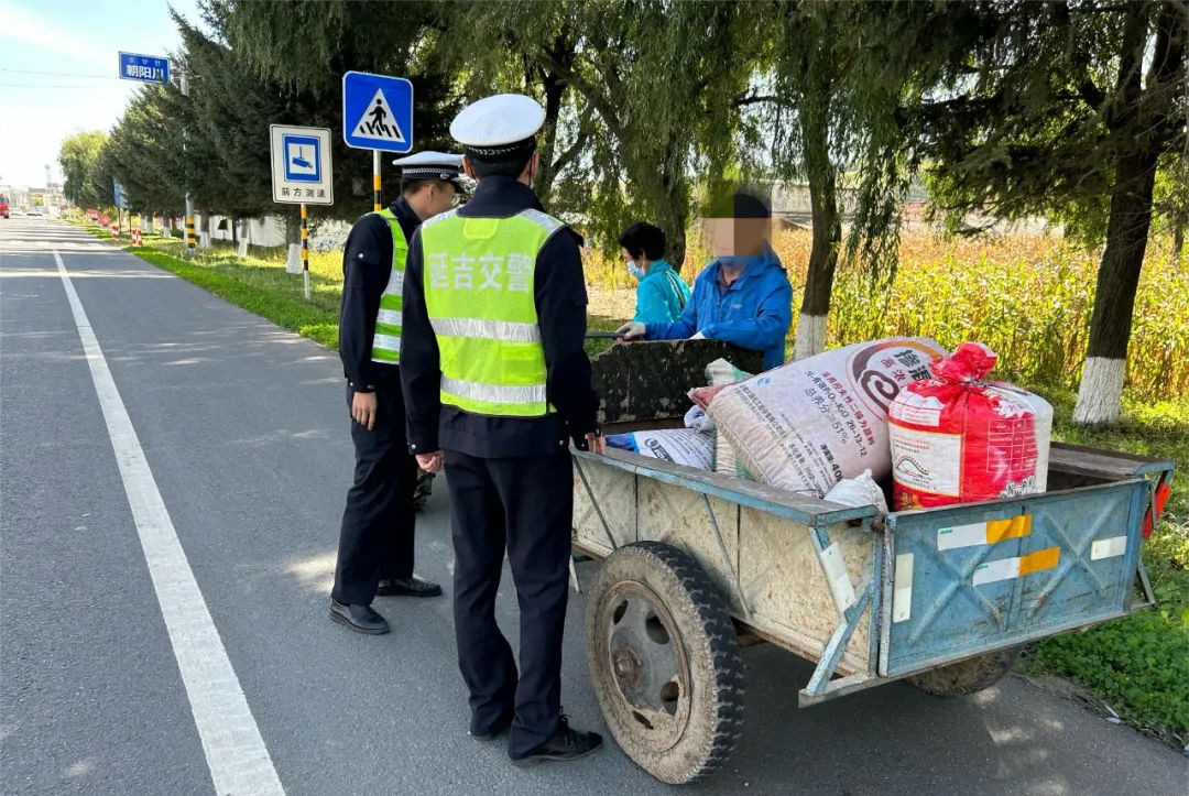 【保秋收违法案例 】危险又违法!农用车载货又载人"驶"不得!