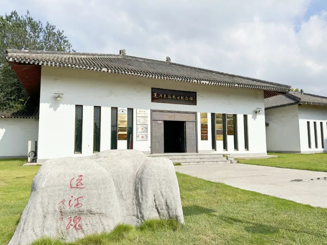 金秋时节,畅游卧龙泉景区,移步换景,随处可见红色文化元素,运河支队