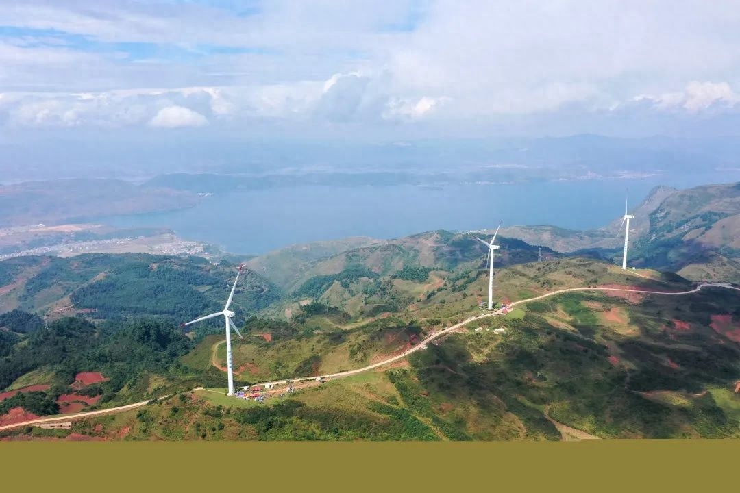 华宁磨豆山位于玉溪市华宁县与江川区的交界处,山顶海拔2663