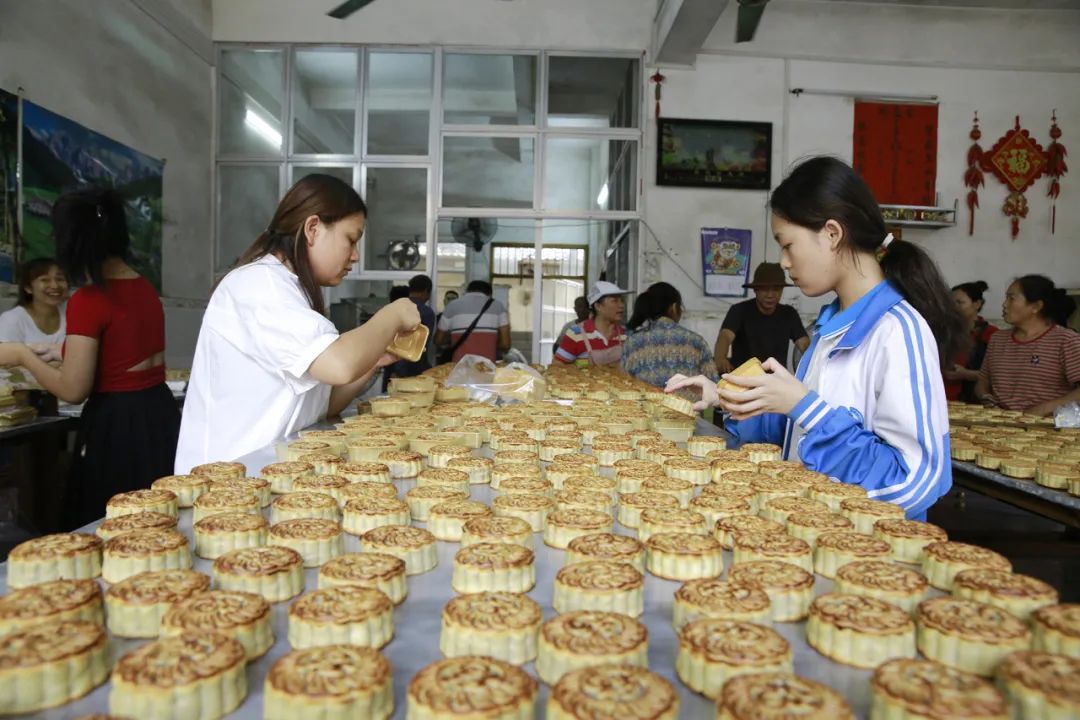 走进饼厂,空气中弥漫着浓浓的月饼香味.