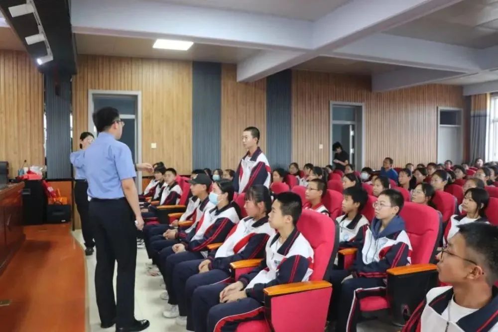 康保县第二中学开展法制进校园活动