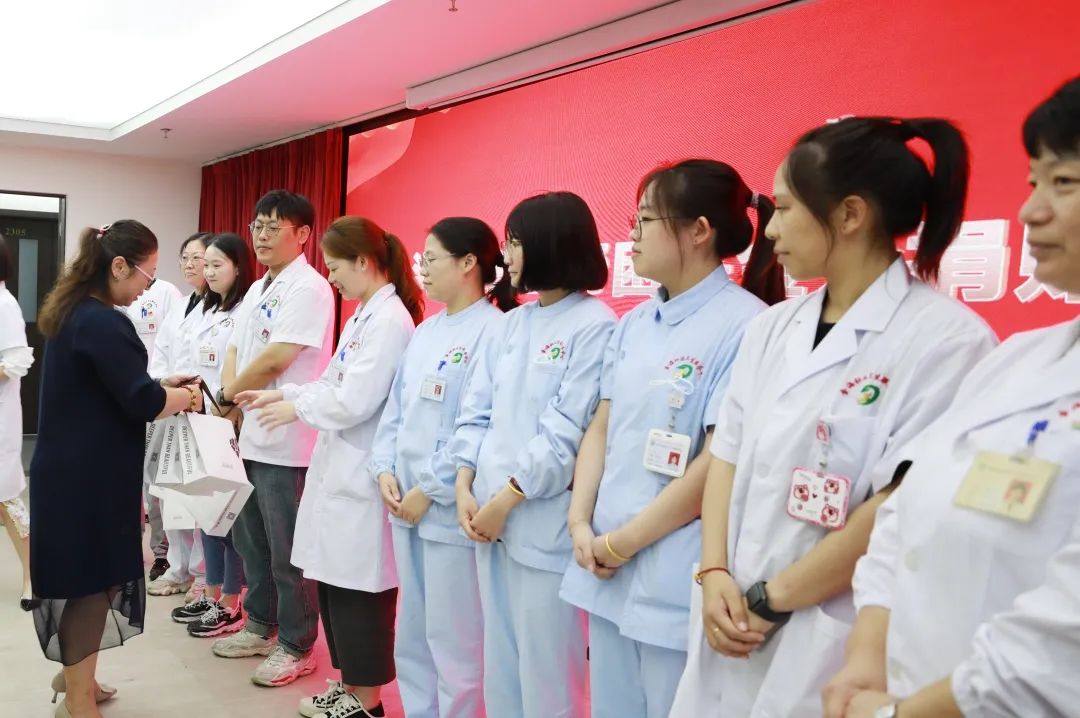 上海市职工帮困基金会理事长杨敏来奉慰问一线医务职工_澎湃号·政务