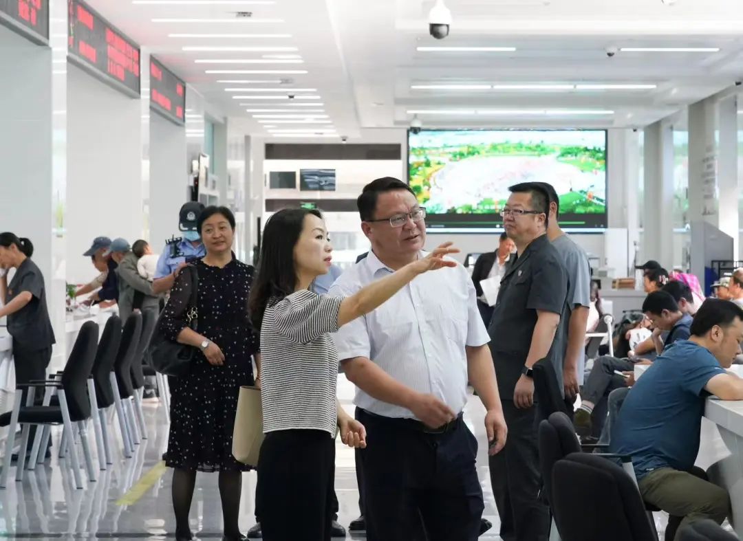 9月19日,云龙县法院党组书记,院长铁虹一行到楚雄市法院参观交流.