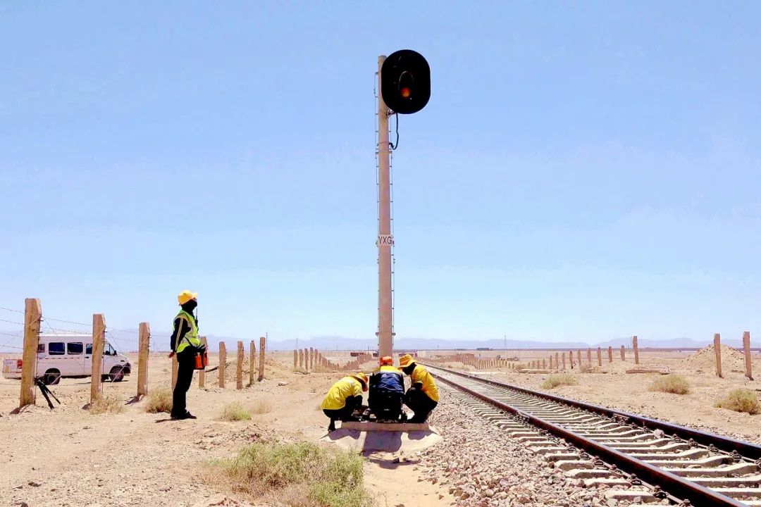 进行检修维护攀爬到距离地面10米左右的信号机上这时,铁路信号工就会