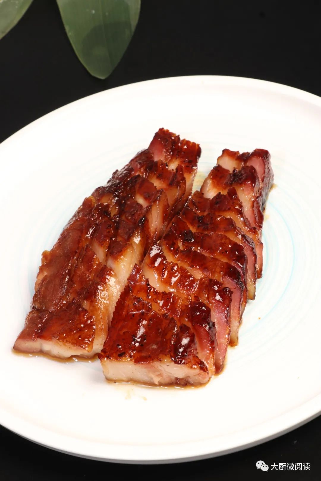 大厨微阅读叉烧是一道传统粤菜,以半肥半瘦的猪梅肉为主料,抹叉烧酱