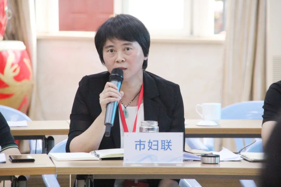 会上,徐春艳委员就课题《"一米高度"看城市,推进儿童友好城市建设》的