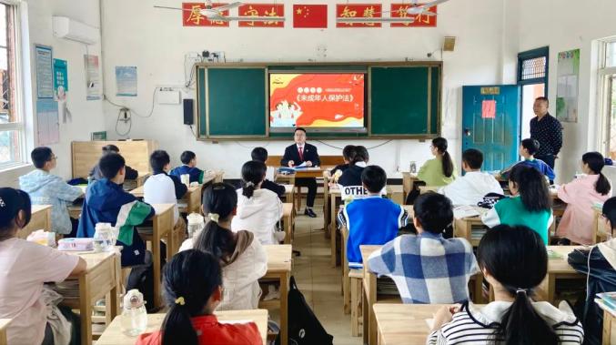 裕安法院:与法同行 守护成长  "开学法治第一课"走进徐集镇初级中学