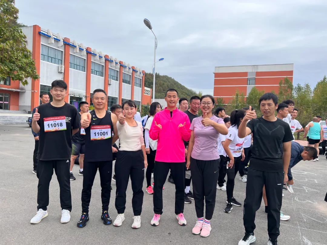 新宾法院干警在全县趣味运动会上展现团结拼搏风采