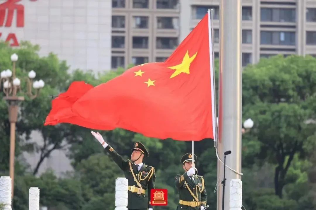 想去现场看升国旗的朋友一同为祖国庆生冉冉升起的那一刻亲眼见证五星