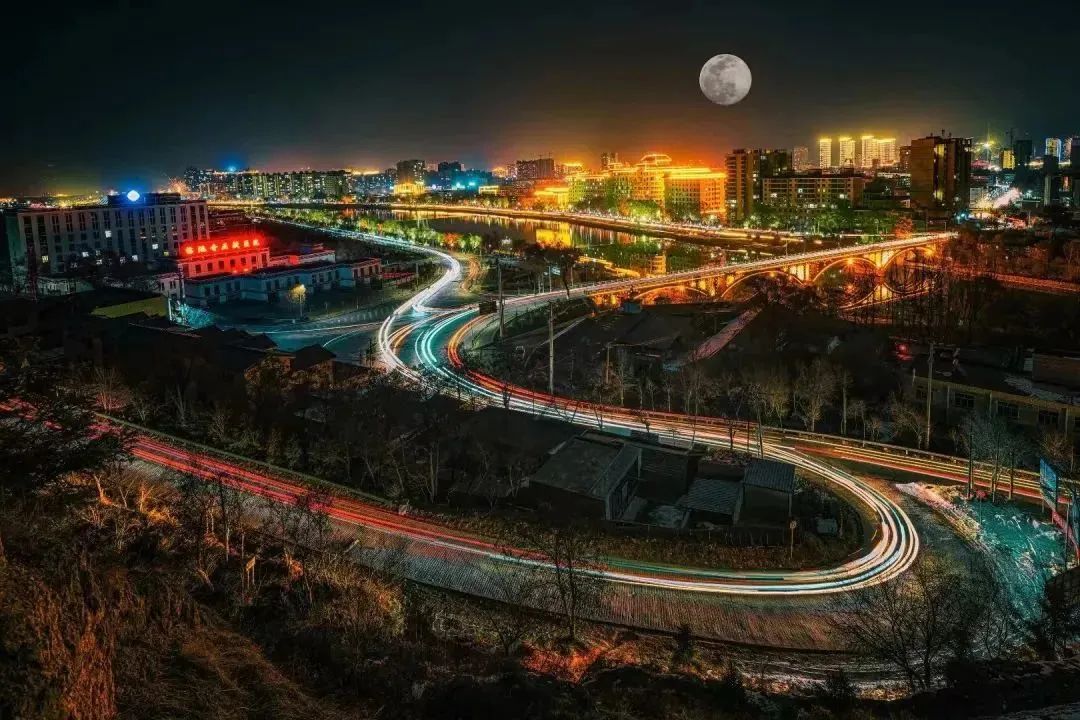 故乡临洮,便是心中的明月我家就在洮河边秋光潋滟,河水蜿蜒始终都没有