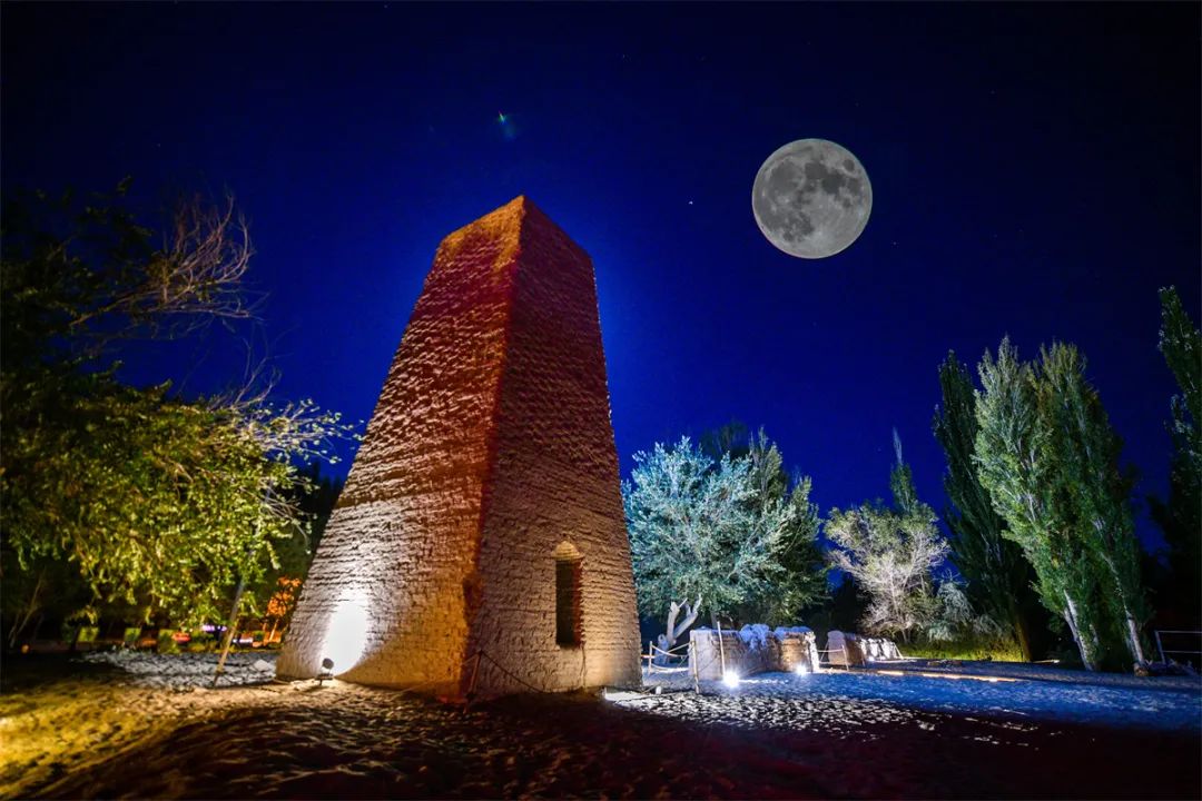 【月圆中秋】一轮超级月圆升起在月牙泉小镇上空_澎湃号·政务_澎湃