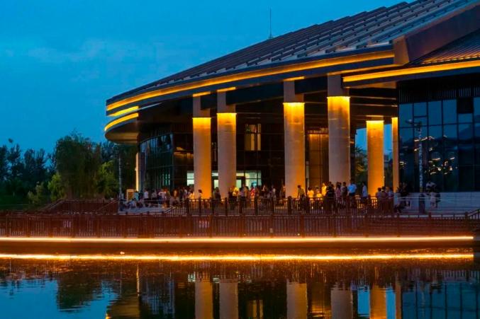 中秋佳节汉唐天马城夜景绚丽迷人游人如织