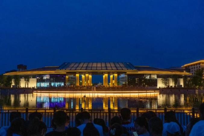 中秋佳节汉唐天马城夜景绚丽迷人游人如织