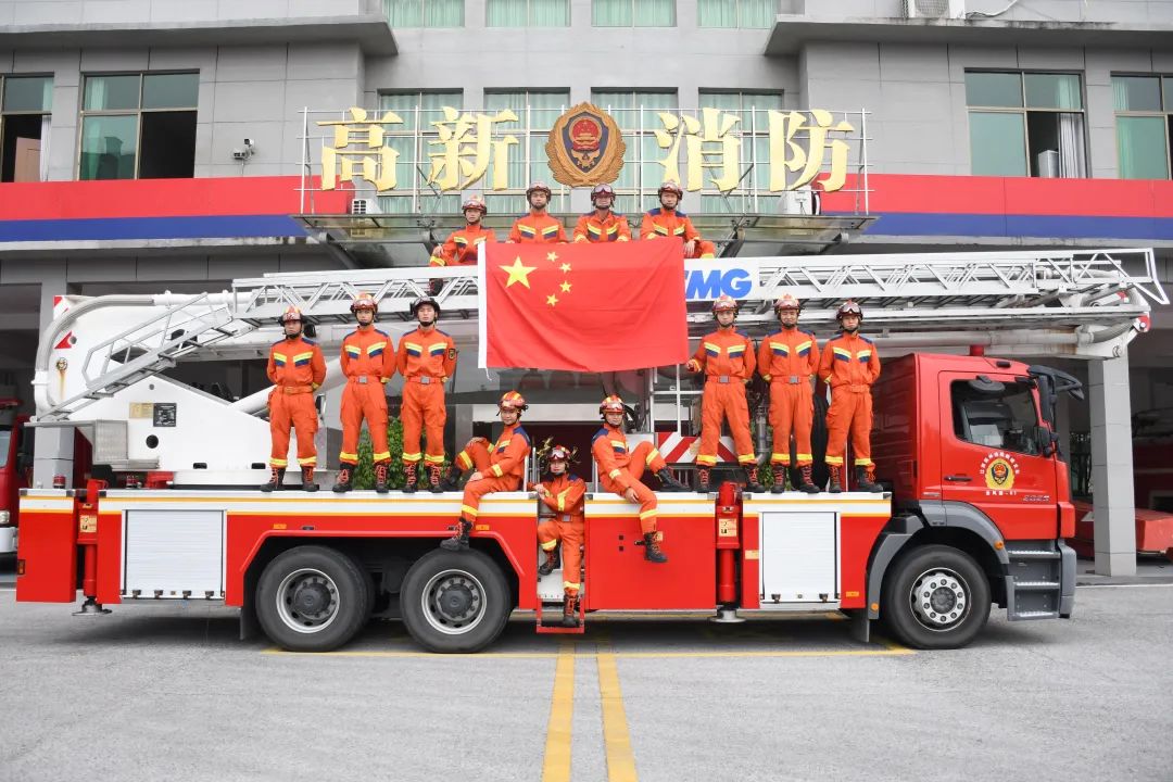 表白祖国丨江西消防员与国旗花式合影