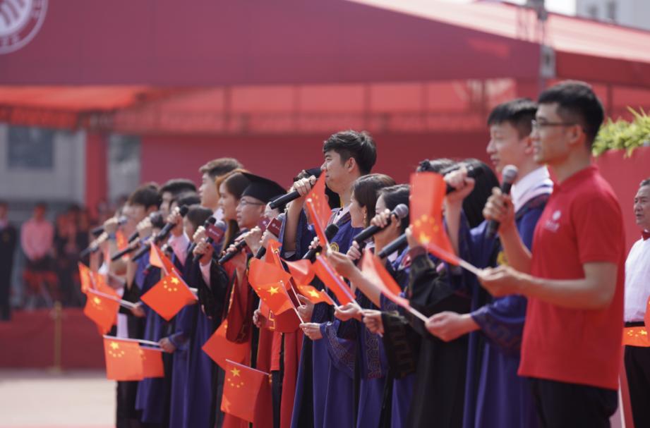 今晨,北大学生在天安门看升旗!