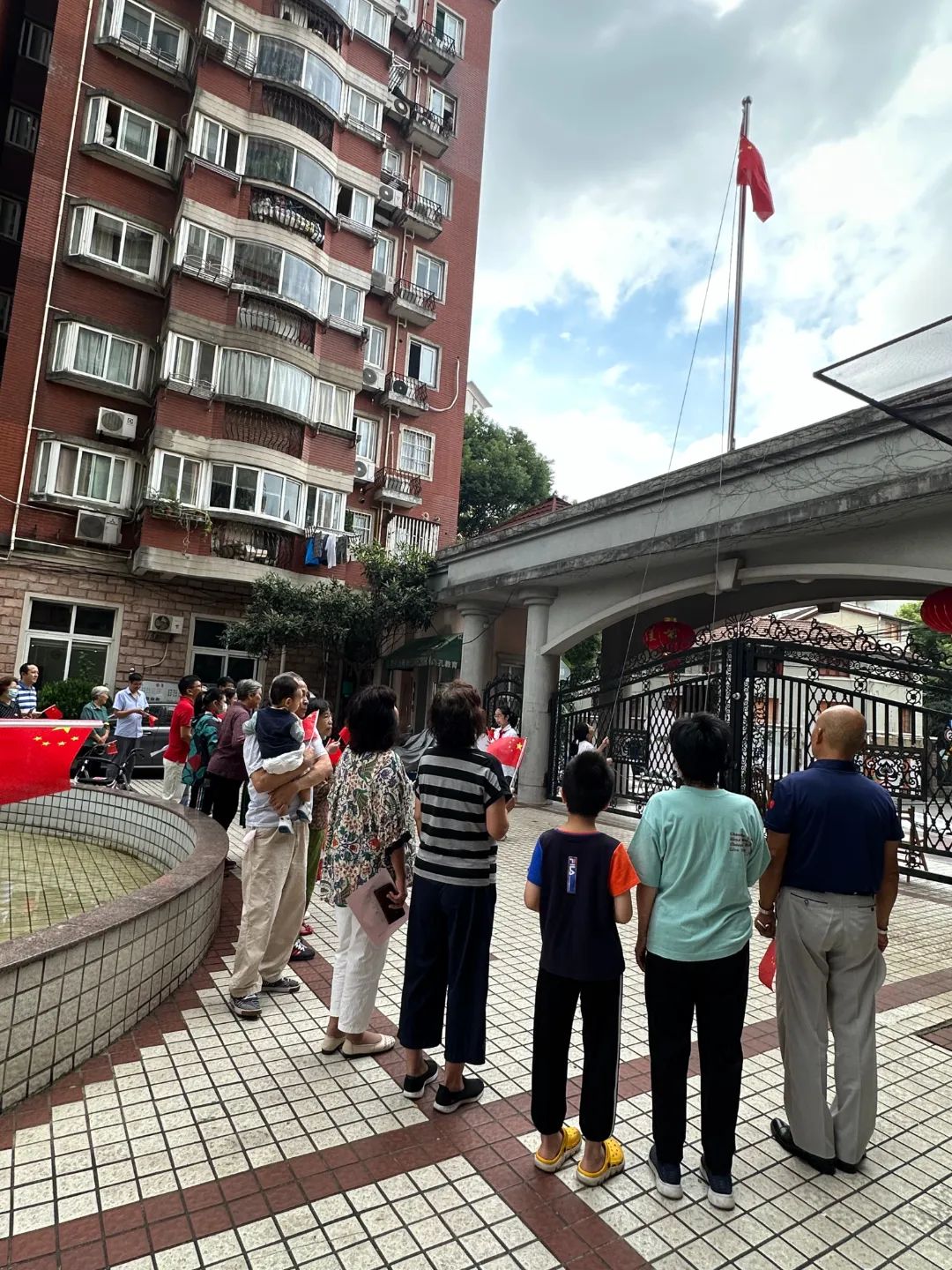 向国旗敬礼,这个小区的升旗仪式独具一格