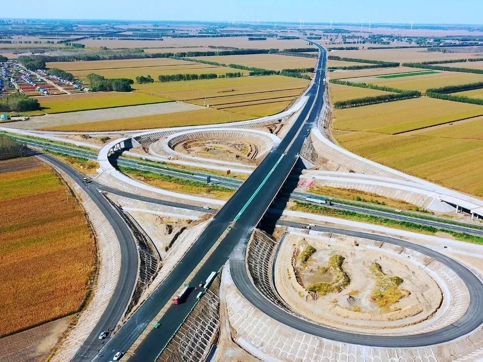 【强作风 提效能 促振兴】双节不打烊 抢抓黄金期 长太高速项目松原段