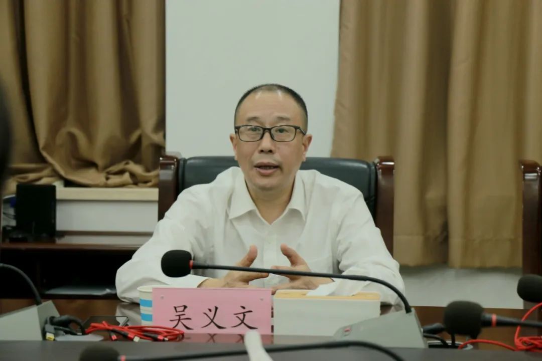 吴义文局长一行首先实地参观了该院执行局无纸化办