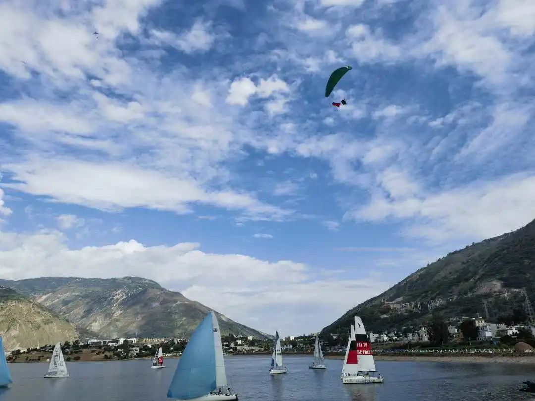 9月28日,云南省昭通市巧家县湖滨旅游开发蒙姑滑翔伞活动现场,水上无