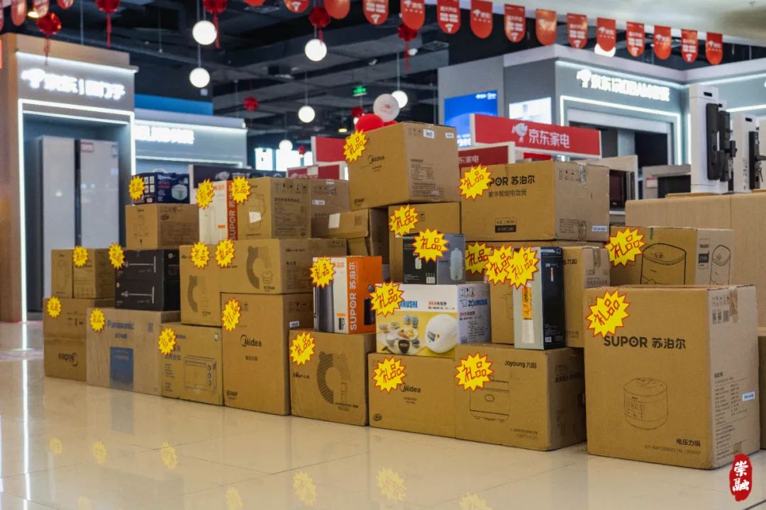 其中,不仅有真人cs,后备箱集市等有趣的体验项目,还有京优客超市,家居