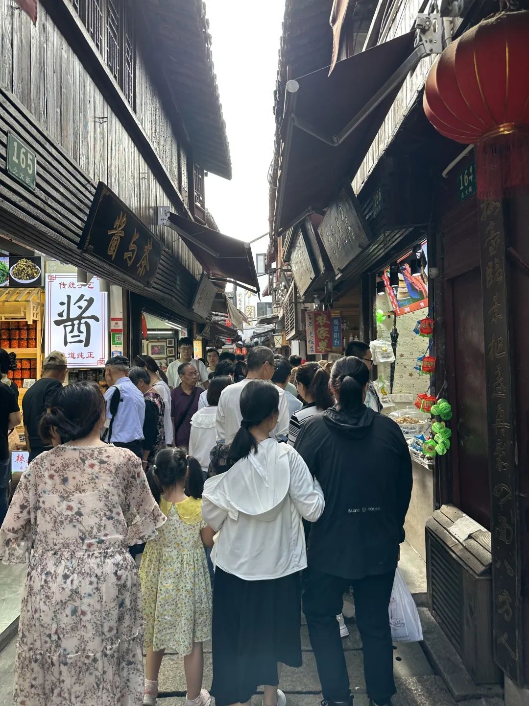 朱家角古镇人流如织,景区开启客流量分级措施